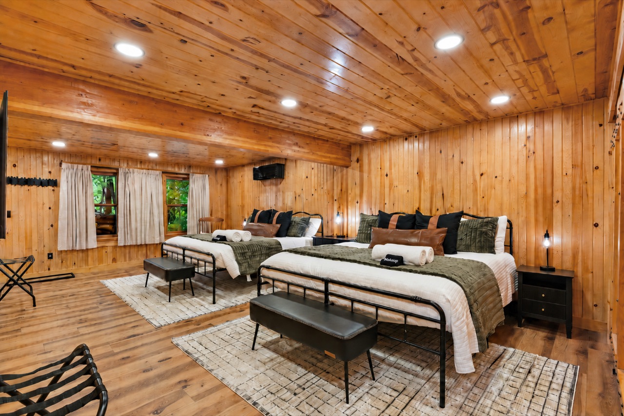 Bear Lounge bedroom